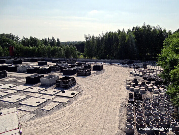 Plac z szambami betonowymi 